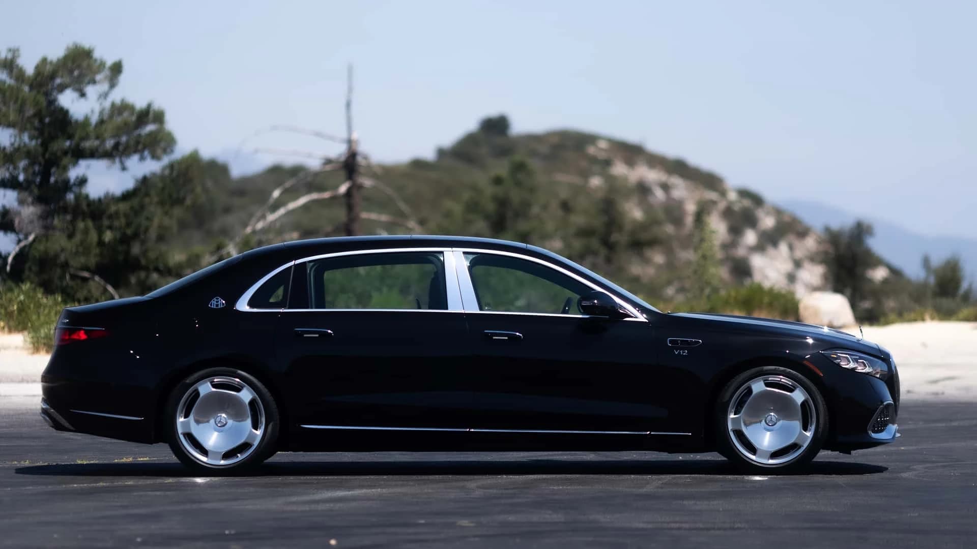 Side profile of the black 2027 Mercedes-Maybach S680